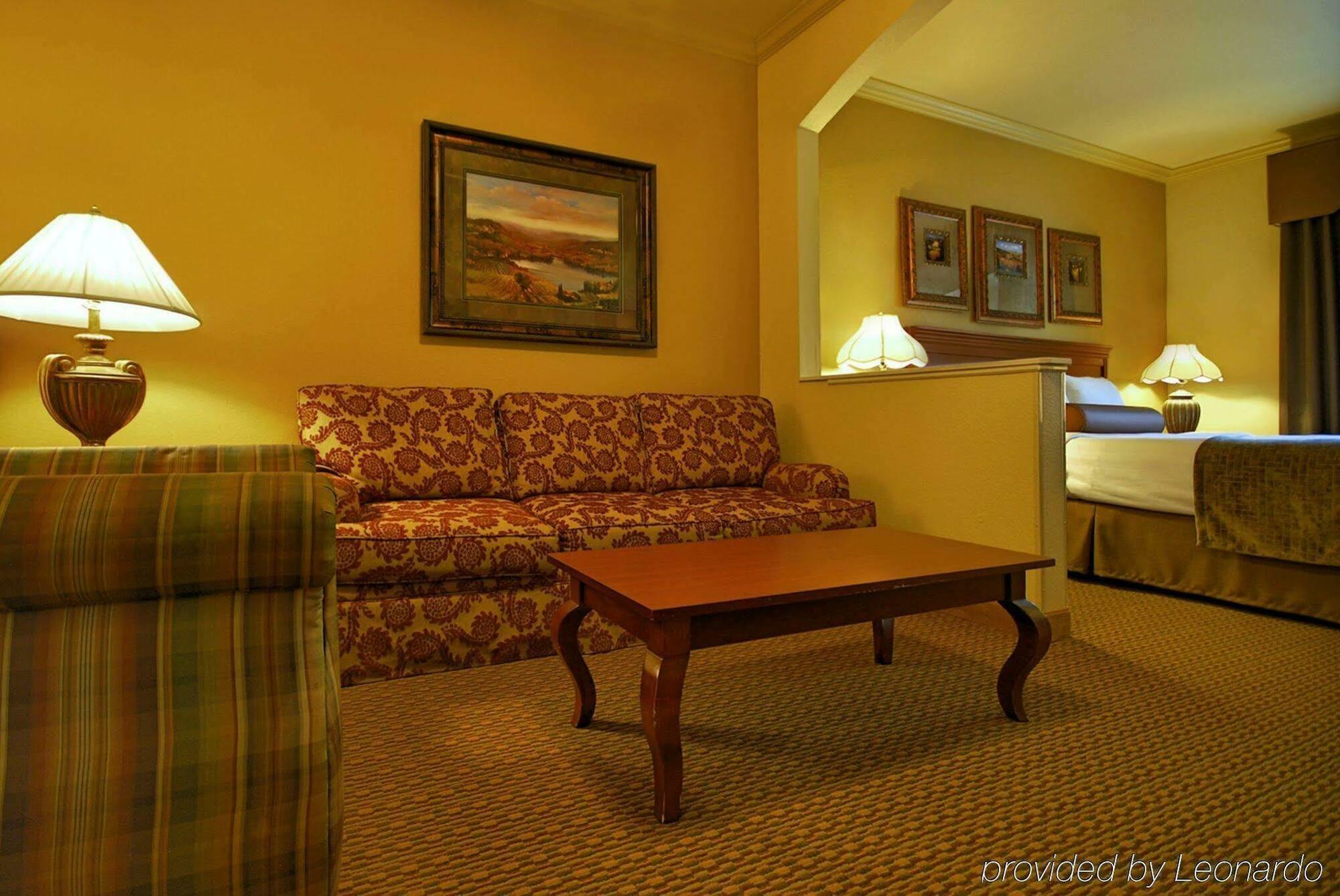 Best Western Plus Crown Colony Inn & Suites Lufkin Buitenkant foto